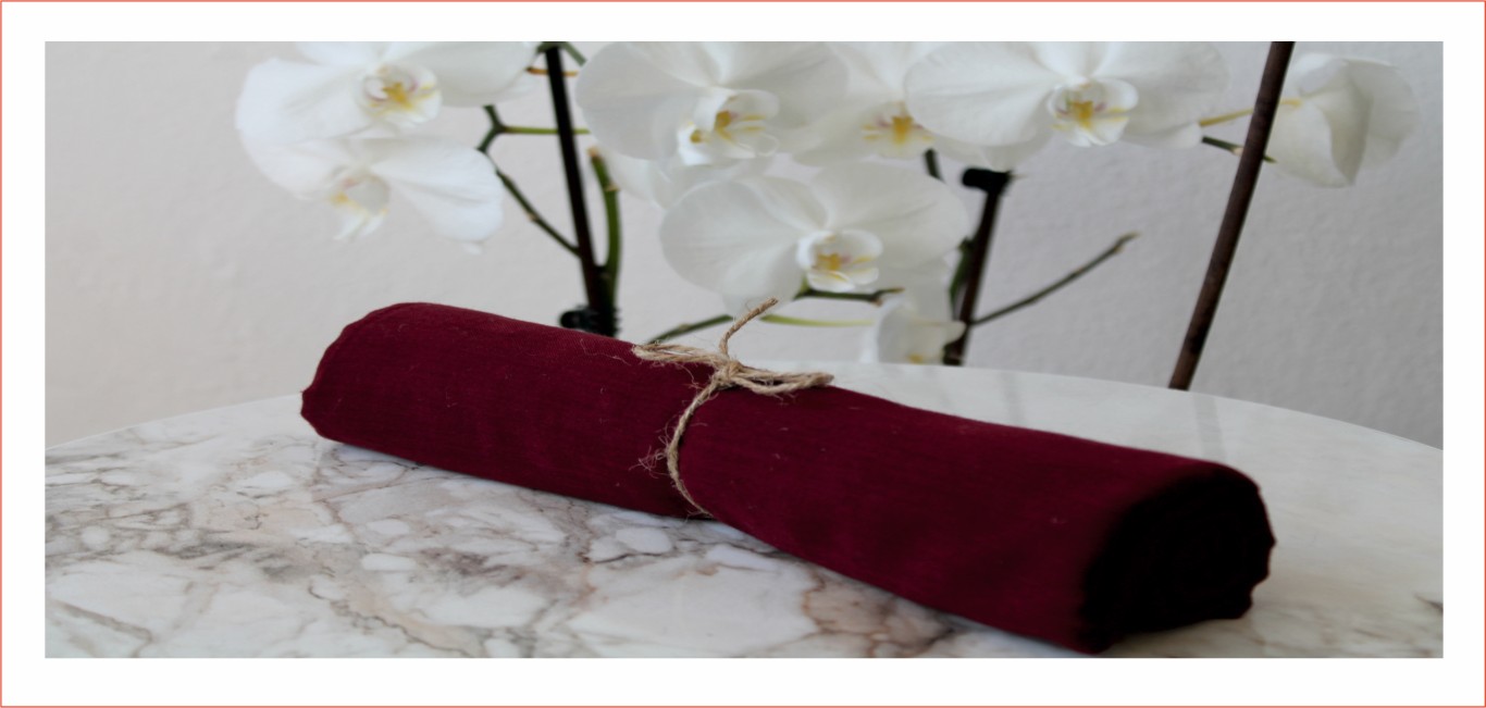 Geleneksel el işçiliğiyle değerlerine bağlı, duyarlı, minimal ve özgün bir deri markasıdır.